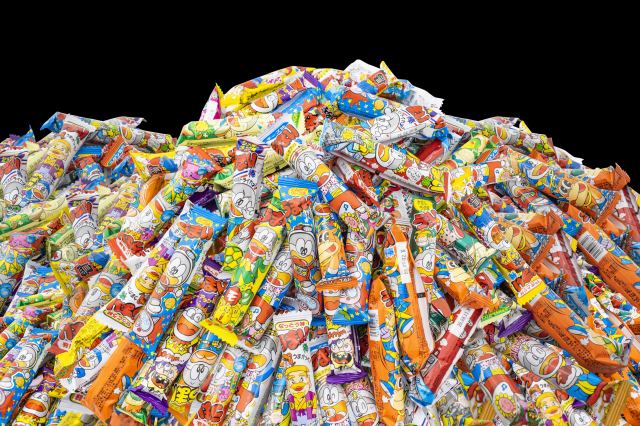 数十年間愛されている人気味から、1年足らずで終売になった珍味まで、これまで60種類以上発売してきた『うまい棒』