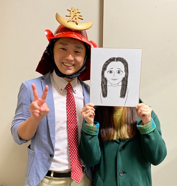 れきしクンが結婚を報告 (右)れきしクンが書いた似顔絵を持つお相手