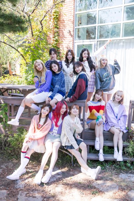 IZ*ONE 初の日本完全オリジナル写真集『IZ*ONE SPECIAL SURPR*IZ PHOTO BOX』 撮影/Kim Daun