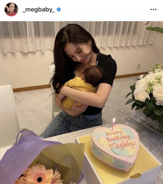 息子を抱っこするMEGBABY(写真はインスタグラムより)