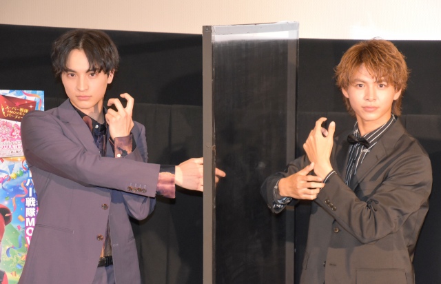 先輩レッド・一ノ瀬颯(左)の金言に感激した小宮璃央(右)(C)ORICON NewS inc.