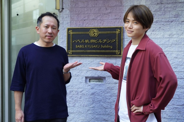 シンドラ『バベル九朔』主演の菊池風磨(左)と原作者・万城目学 (C)NTV・J Storm