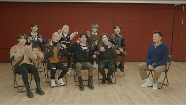 J.Y. Park(右)とStray Kidsが対談(C)AbemaTV,Inc.