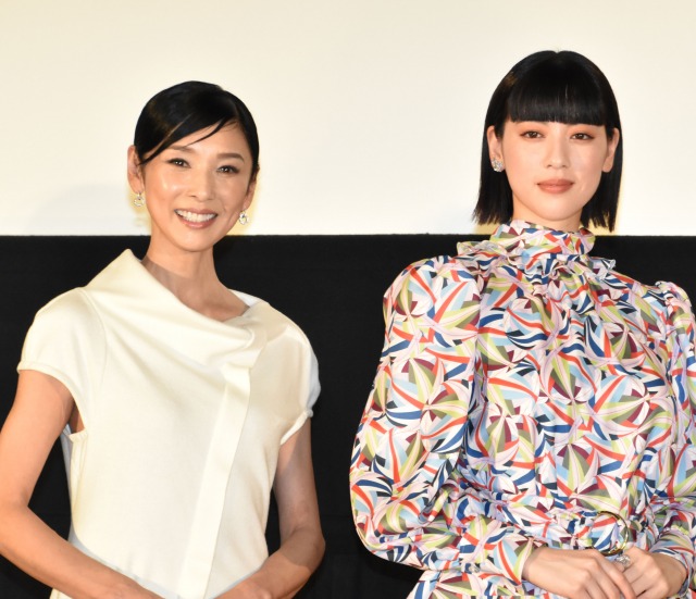 『十二単衣を着た悪魔』の公開記念舞台あいさつに出席した(左から)黒木瞳監督、三吉彩花 (C)ORICON NewS inc.
