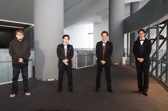 ミュージカル『プロデューサーズ』の公開稽古に参加した(左から)福田雄一、吉沢亮、井上芳雄、大野拓朗