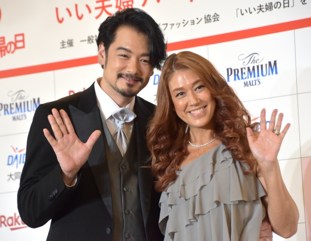 “いい夫婦”選出に喜びを見せた(左から)小田井涼平、LiLiCo (C)ORICON NewS inc.