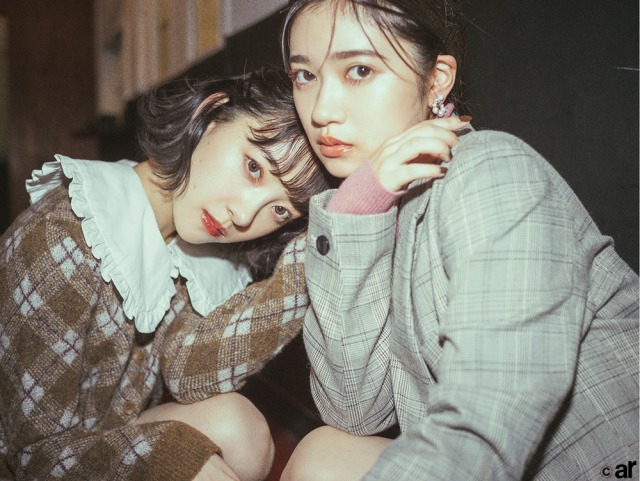 『ar』12月号に登場する乃木坂46(左から)堀未央奈、寺田蘭世