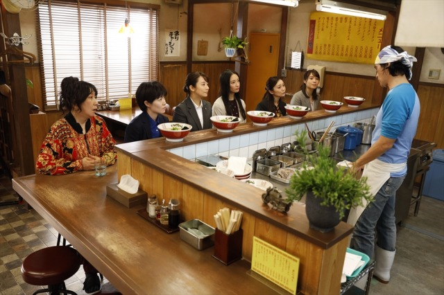 テレビ朝日系で放送中の木曜ドラマ『七人の秘書』ワルいヤツらを懲らしめる“影の軍団”が集まるラーメン店「萬」 (C)テレビ朝日