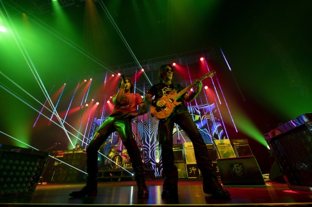 B’zの5週連続無観客配信ライブ『B’z SHOWCASE 2020 -5 ERAS 8820 Day1』より