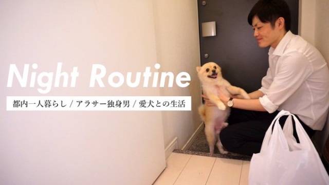 定時帰宅し、ポメラニアンのポメくんと触れ合う飼い主さん(画像提供:@pome_pome_purin)