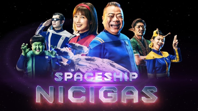 宇宙戦艦クルーに扮した出川哲朗と本田翼