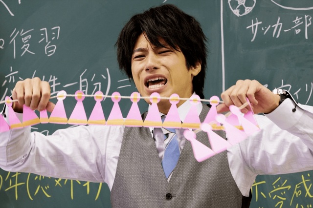 ABEMA限定配信『先生を消す方程式。』のフライングドラマ『頼田朝日の方程式。-最凶の授業-』第3話より。最恐で最狂の先生・頼田朝日(山田裕貴)による禁断の授業は“恋の授業”(C)AbemaTV, Inc.