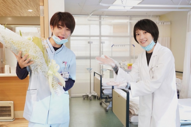 波瑠(右)から誕生日ドッキリを仕掛けられた高橋優斗(左) (C)NTV