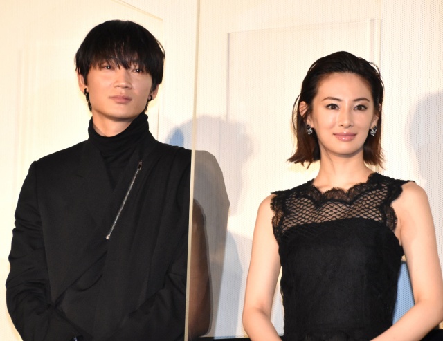 (左から)綾野剛、北川景子=映画『ドクター・デスの遺産-BLACK FILE-』公開記念舞台あいさつ