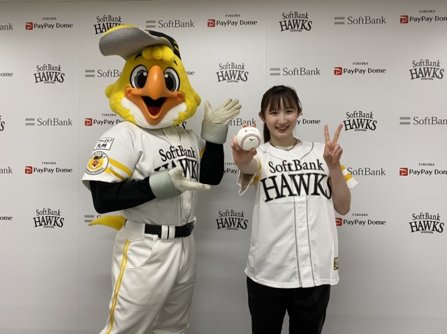 クライマックスシリーズ初戦で始球式を行った早田ひな(C)SoftBank HAWKS