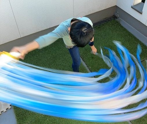 100均の刀で「水面斬り」を披露する息子さん(画像提供:@nam_5)