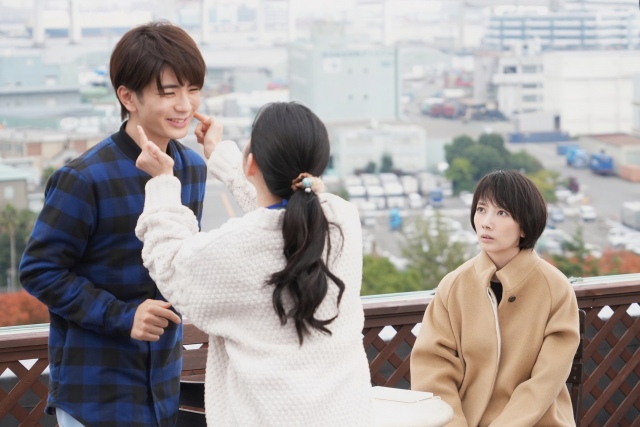 『#リモラブ~普通の恋は邪道~』第6話に出演する高橋優斗(HiHi Jets)福地桃子、波瑠 (C)日本テレビ