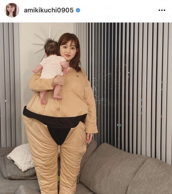 小顔効果を発揮?大迫力の“力士”姿で娘を抱っこする菊地亜美(写真は本人インスタグラムより)