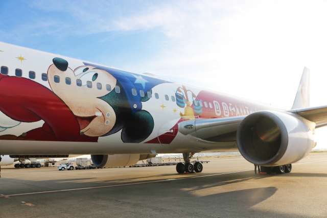 ディズニー映画『ファンタジア』公開80周年記念特別塗装機『JAL DREAM EXPRESS FANTASIA 80』機体 (C)Disney