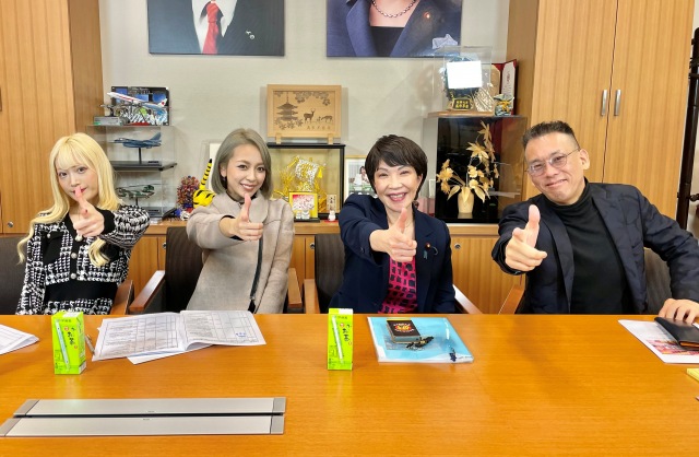 (左から)(ティーガールの)リリー、ミマ、高市早苗衆院議員、ケビン・クローン氏