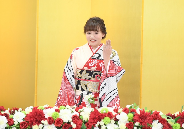 『中居大輔と本田翼と夜な夜なラブ子さん』で婚約発表をした野呂佳代 (C)TBS