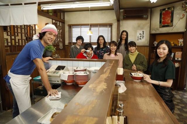 木曜ドラマ『七人の秘書』第5話(11月19日放送)にゲスト出演する主題歌アーティストのmiletがラーメン店「萬」を訪問(C)テレビ朝日