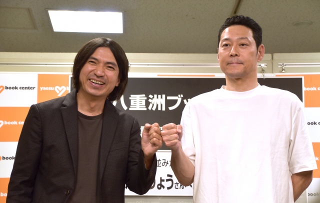 エッセイ集『世の中と足並みがそろわない』刊行記念トークショーを開催したふかわりょう(左)とゲストの東野幸治(右) (C)ORICON NewS inc.