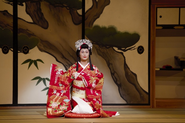 大阪・新歌舞伎座で開幕した特別公演でお姫様姿を披露した氷川きよし