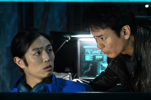 『24 JAPAN』第7話(11月20日放送)より(左から)マイロ(時任勇気)、獅堂現馬(唐沢寿明)(C) 2020 Twentieth Century Fox Film Corporation. All Rights Reserved.