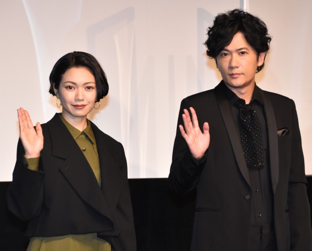 映画『ばるぼら』公開記念舞台あいさつに登壇した(左から)二階堂ふみ、稲垣吾郎
