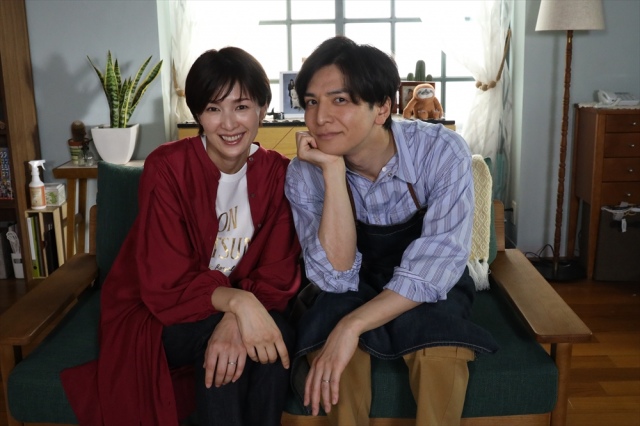新ドラマ『書けないッ!? ~脚本家 吉丸圭佑の筋書きのない生活~』(2021年1月スタート)主演の生田斗真と吉瀬美智子 (C)テレビ朝日