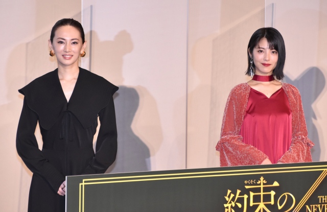 映画『約束のネバーランド』の初日舞台あいさつに出席した(左から)北川景子、浜辺美波 (C)ORICON NewS inc.