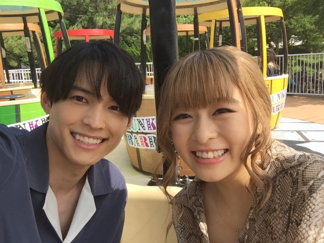 映画『ライアー×ライアー』松村北斗(SixTONES)と森七菜のセルフィーオフショットが公開 (C)2021『ライアー×ライアー』製作委員会 (C)金田一蓮十郎/講談社