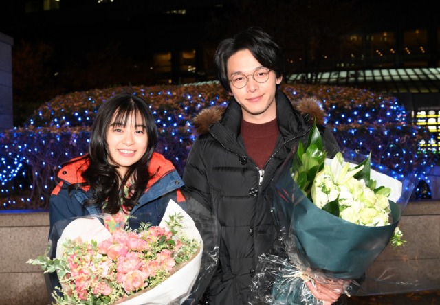 火曜ドラマ『この恋あたためますか』をクランクアップした森七菜、中村倫也 (C)TBS