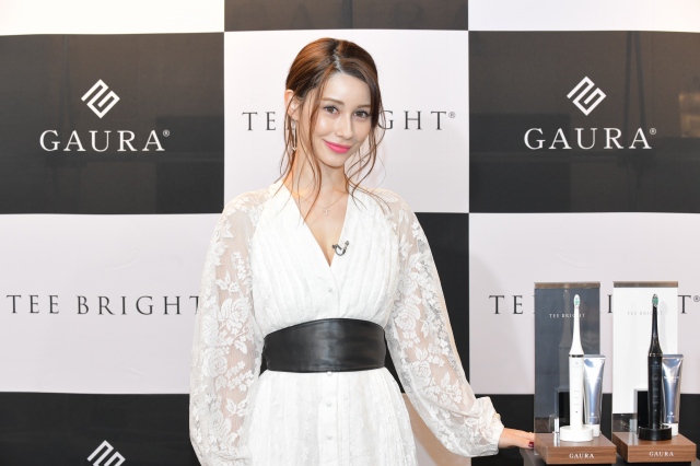 『家庭用LED付きホワイトニング電動歯ブラシ「TEE BRIGHT」新商品発表会』に参加したダレノガレ明美