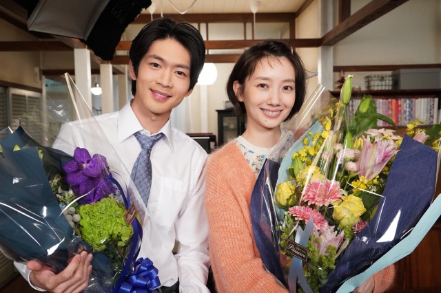 水曜ドラマ『#リモラブ ~普通の恋は邪道~』をクランクアップした(左から)松下洸平、波瑠 (C)日本テレビ