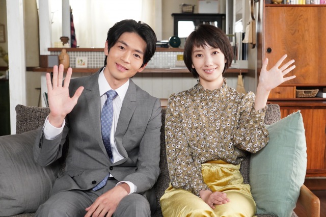 水曜ドラマ『#リモラブ ~普通の恋は邪道~』最終回を迎える(左から)松下洸平、波瑠 (C)日本テレビ