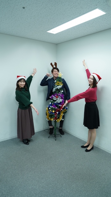 『Welcome To ABEMA クリスマス~ぼっちのあなたに贈るニュース~』に出演する(左から)楪望キャスター、寺川俊平アナ、住田紗里アナ (C)ABEMA