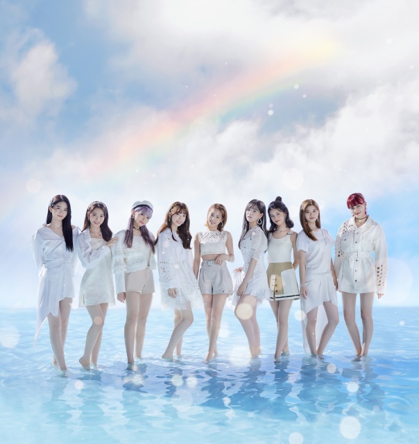 NiziU(写真はNiziUデビューシングル「Step and a step」MIIHI盤)