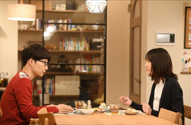TBS系新春スペシャルドラマ『逃げるは恥だが役に立つ ガンバレ人類!新春スペシャル!!』に出演する星野源、新垣結衣 (C)TBS