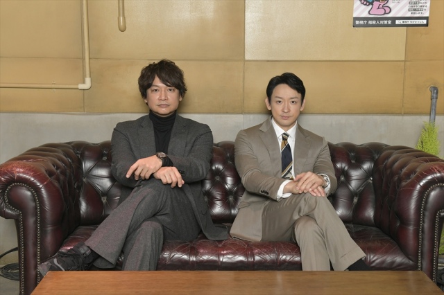 月曜よる10時、テレビ東京の新ドラマ『アノニマス~警視庁”指殺人”対策室~』(1月25日スタート)16年ぶりのドラマで共演する(左から)香取慎吾、山本耕史(C)「アノニマス」製作委員会