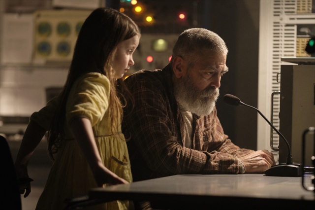 孤独な老科学者を演じたジョージ・クルーニー(右)=Netflix映画『ミッドナイト・スカイ』独占配信中