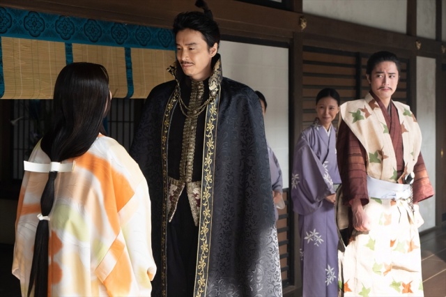 大河ドラマ『麒麟がくる』第38回より。信長からもらったバテレンの服を着た明智光秀(長谷川博己)(C)NHK