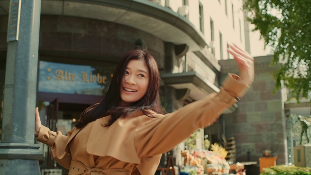 マクドナルドのテレビCM「今年はみんなでBIG SMILE」篇に出演した篠原涼子