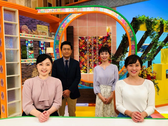 情報番組「とびっきり!しずおか」の出演者(前列左から)橋本ありすアナ、佐野伶莉アナ、後列左から伊地健治アナ、宮崎玲衣アナ(C)静岡朝日テレビ