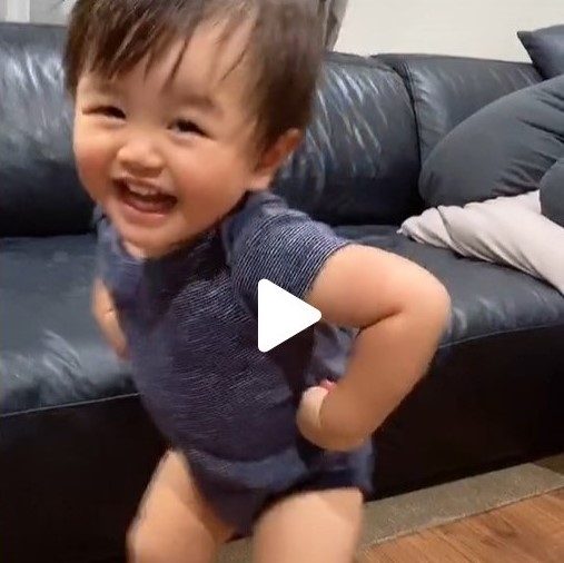 笑顔で『ごめんなサイドステップ』を踊る息子さん