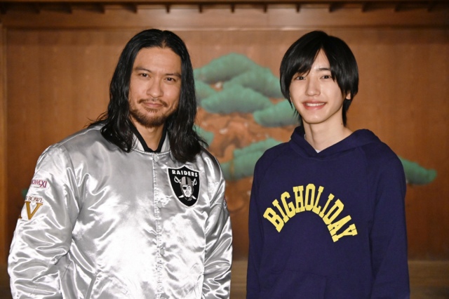 来年1月22日スタート金曜ドラマ『俺の家の話』に出演する(左から)長瀬智也、道枝駿佑(C)TBS