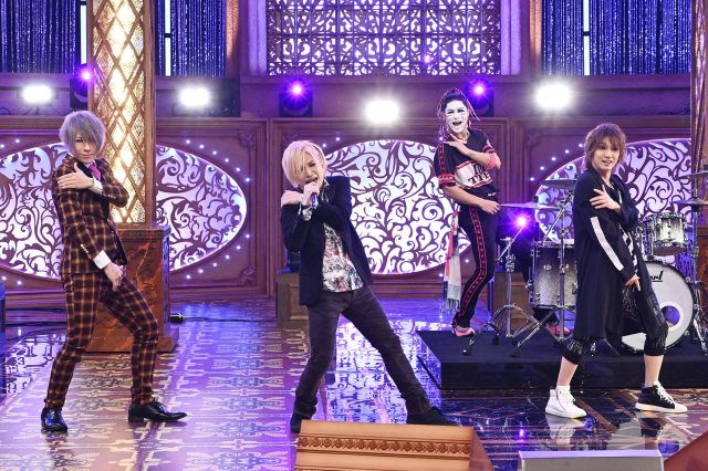 『MelodiX!スペシャル2020』で一夜限りの「女々しくて」2020バージョンを披露するゴールデンボンバー(C)テレビ東京