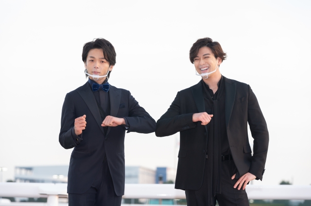 東京大賞典が行われた大井競馬場に登場した(左から)中村倫也、新田真剣佑
