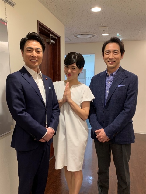 12月31日放送、『ザワつく!大晦日』小泉孝太郎(右)が弟の小泉進次郎と、その妻・滝川クリステルのモノマネをする信濃岳夫、金原早苗と対面 (C)テレビ朝日